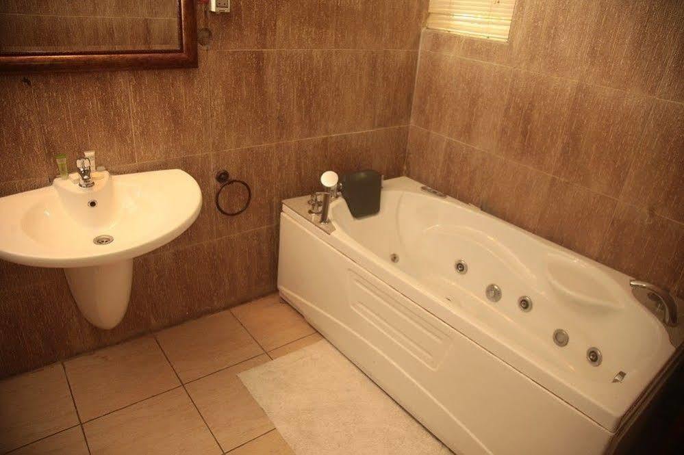 Fryburg Suites Aliayabiagba Luaran gambar